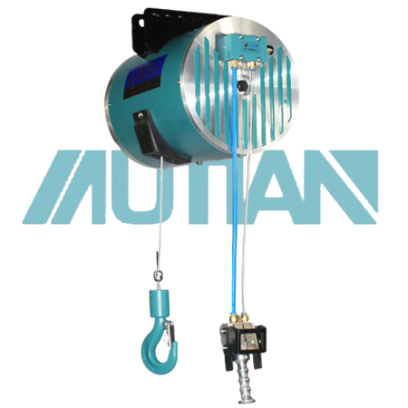 What should be checked before using the pneumatic balancer for lifting and lowering